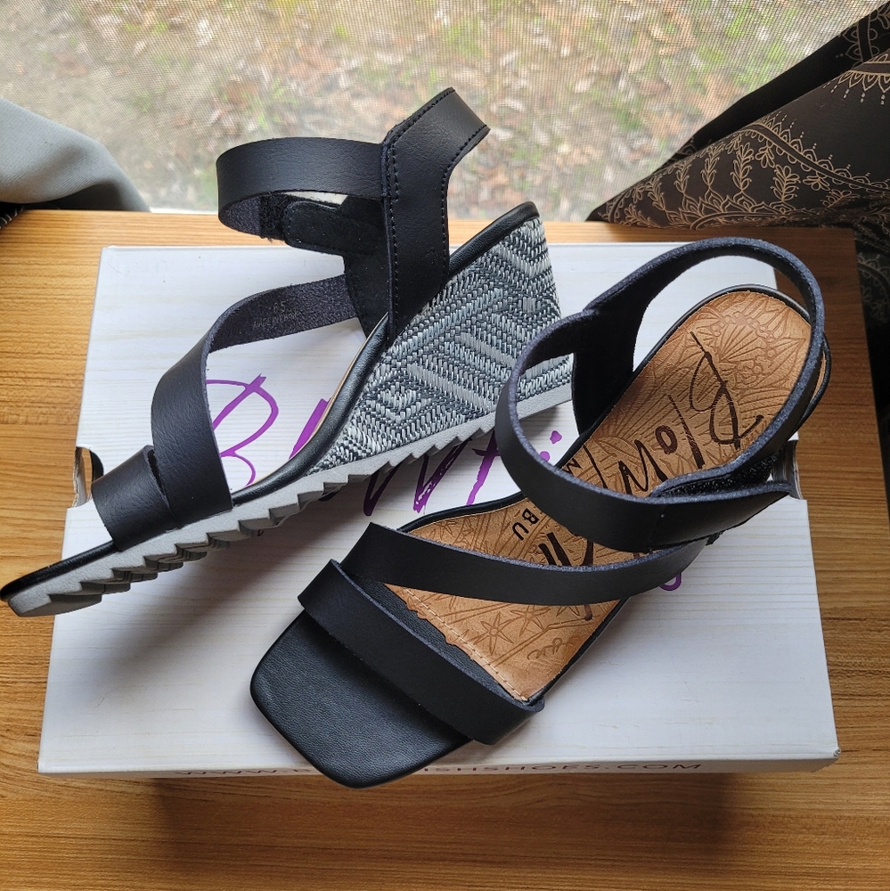 NWT Blowfish Malibu Orchid wedges in black
